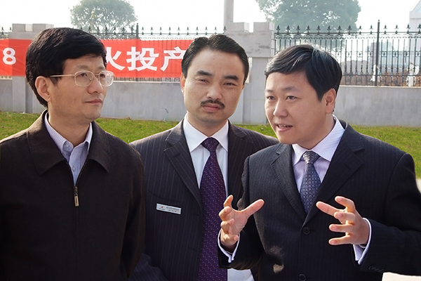 2004年12月，时任江西省委书记孟建柱（左一）视察高安红狮，指示加快项目建设，为江西水泥行业结构调整作出贡献