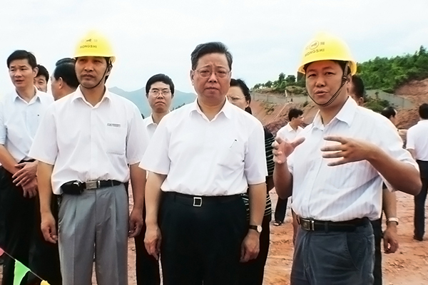2006年8月，十二届全国人大环境与资源保护委员会副主任委员黄小晶（右二，时任福建省省长）来漳平红狮视察