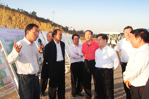 2009年11月，时任云南省委书记李纪恒（右三）来宜良红狮调研，支持红狮在云南发展
