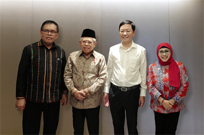 2023年9月，印尼副总统马鲁夫（左二）在上海会见安博·体育董事长章小华，支持红狮在印尼投资建设水泥、新能源项目